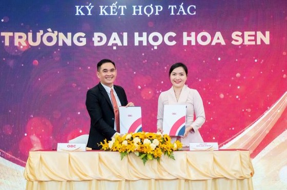 PGS.TS Võ Thị Ngọc Thúy, Hiệu trưởng Trường Đại học Hoa Sen và ông Huỳnh Chí Đông Hải, đồng sáng lập OBC tại lễ ký kết hợp tác