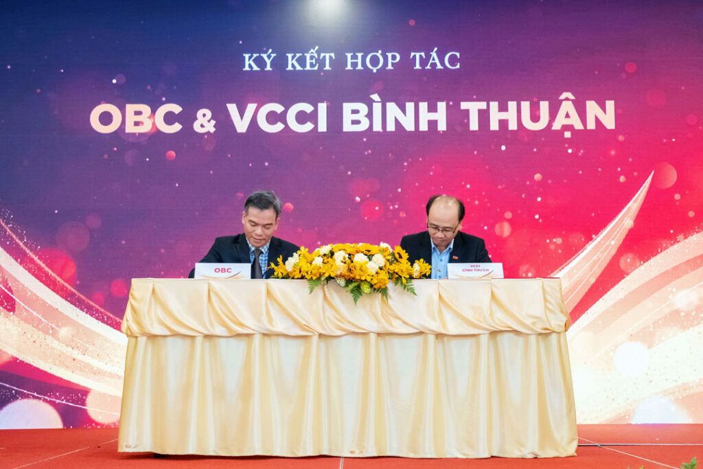 OBC ký kết hợp tác, bảo trợ cho cộng đồng khởi nghiệp tỉnh Bình Thuận và hợp tác đồng hành với Trường Đại học Hoa Sen. Ảnh: DNCC.